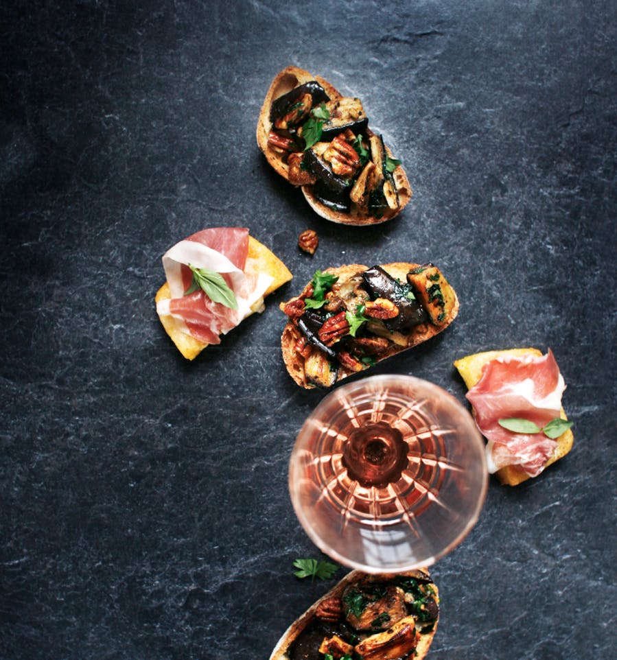 Crostini med krydret aubergine og pecannøtter